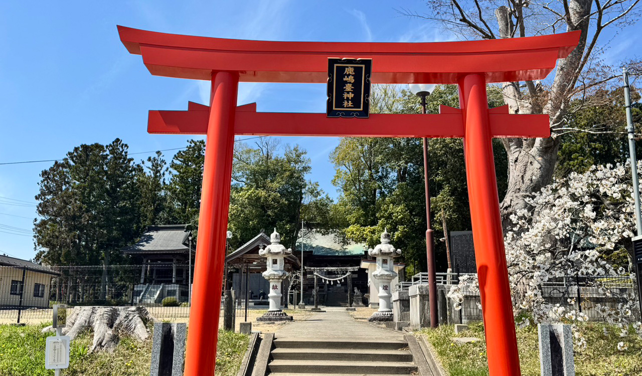 The red torii gate and stone steps of Kashimadai Shrine